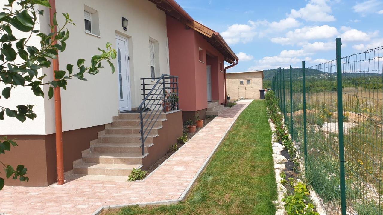 Buzavirag Apartmanhaz Balatonakali Zewnętrze zdjęcie